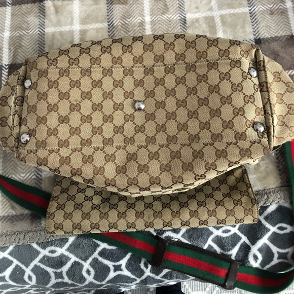 Gucci canvas diaper bag, with multiple pockets and fold-out changing pad - Picture 5 of 9